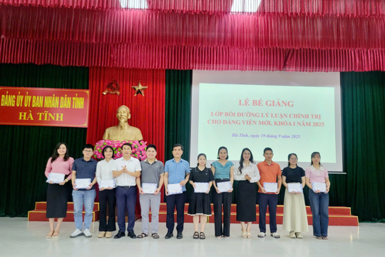 Bế giảng lớp bồi dưỡng lý luận lý luận chính trị dành cho đảng viên mới khóa I năm 2025