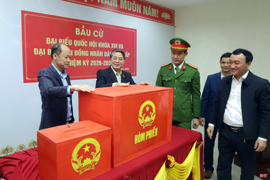 Phó Chủ tịch Quốc hội kiểm tra công tác bầu cử tại Vũng Áng