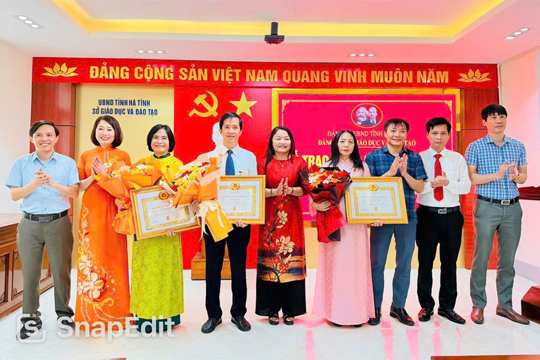 Trao tặng Huy hiệu Đảng đợt 19/5 cho các đảng viên 