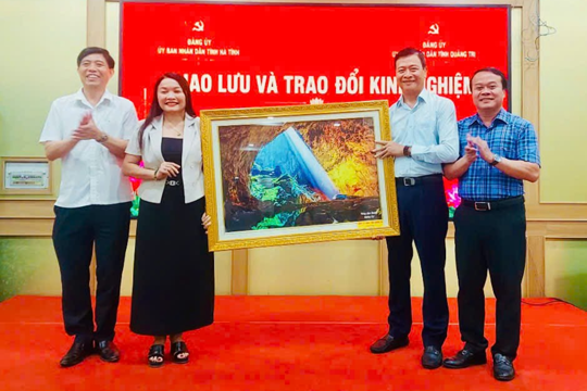 Trao đổi kinh nghiệm hoạt động giữa Đảng ủy Ủy ban nhân dân tỉnh Hà Tĩnh và Quảng Trị