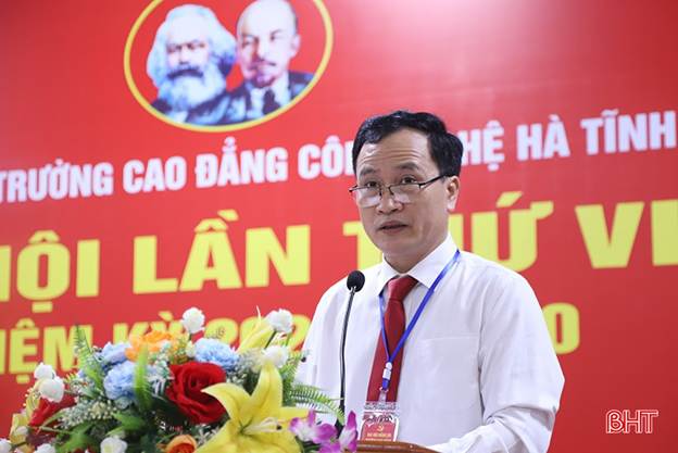 Thầy Nguyễn Đình Đại - Phó Bí thư Đảng ủy, Phó Hiệu trưởng Trường Cao đẳng Công nghệ Hà Tĩnh trình bày dự thảo báo cáo chính trị đại hội.