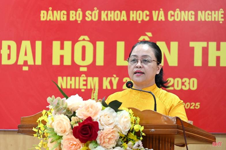 Đồng chí Dương Thị Ngân - Ủy viên BCH Đảng bộ, Giám đốc Trung tâm Khoa học, công nghệ và chuyển đổi số tham luận tại hội nghị.