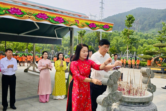 Cơ quan chuyên trách Đảng ủy Ủy ban nhân dân tỉnh dâng hương kỷ niệm 120 năm Ngày sinh Tổng Bí thư Hà Huy Tập 