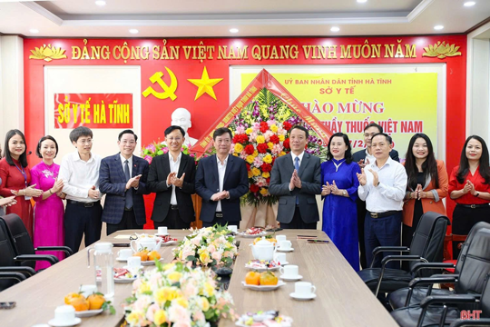 Các đồng chí lãnh đạo tỉnh chúc mừng Ngày Thầy thuốc Việt Nam 27/02