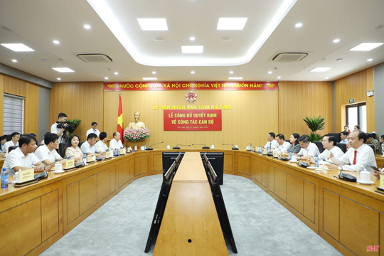 UBND tỉnh Hà Tĩnh công bố các quyết định về công tác cán bộ