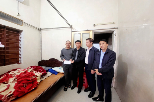 Cơ quan Đảng ủy UBND tỉnh thăm, tặng quà Mẹ Việt Nam anh hùng Trần Thị Tư