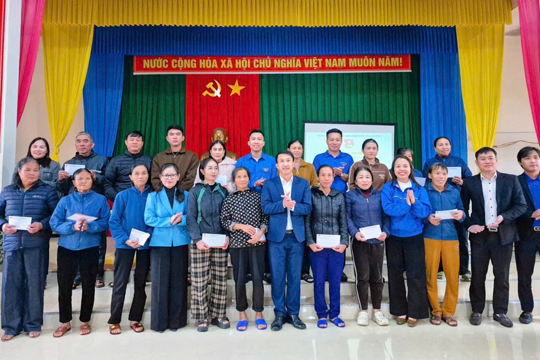 Đoàn Thanh niên Ủy ban nhân dân tỉnh trao quà hỗ trợ thanh thiếu nhi và các hộ gia đình chịu ảnh hưởng thiên tai 