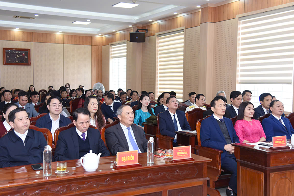 Đảng ủy Khối tổ chức Lễ trao tặng Huy hiệu Đảng đợt 03/2/2025 và khen thưởng các tổ chức Đảng, đảng viên hoàn thành xuất sắc nhiệm vụ