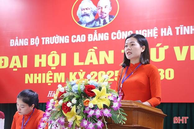 Cô Nguyễn Thị Yến - đảng viên Chi bộ Bổ túc trung học phổ thông trình bày tham luận &quot;Vai trò của cán bộ, giáo viên trong việc giáo dục tư tưởng chính trị cho học sinh, sinh viên&quot;.