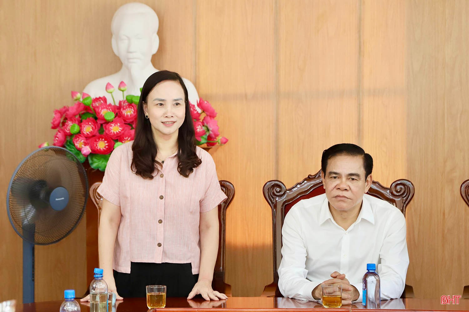 Bà Đặng Thị Quỳnh Diệp - Tỉnh ủy viên, Bí thư Đảng ủy, Chủ tịch HĐND xã Đồng Lộc đề xuất một số nội dung tại buổi làm việc.