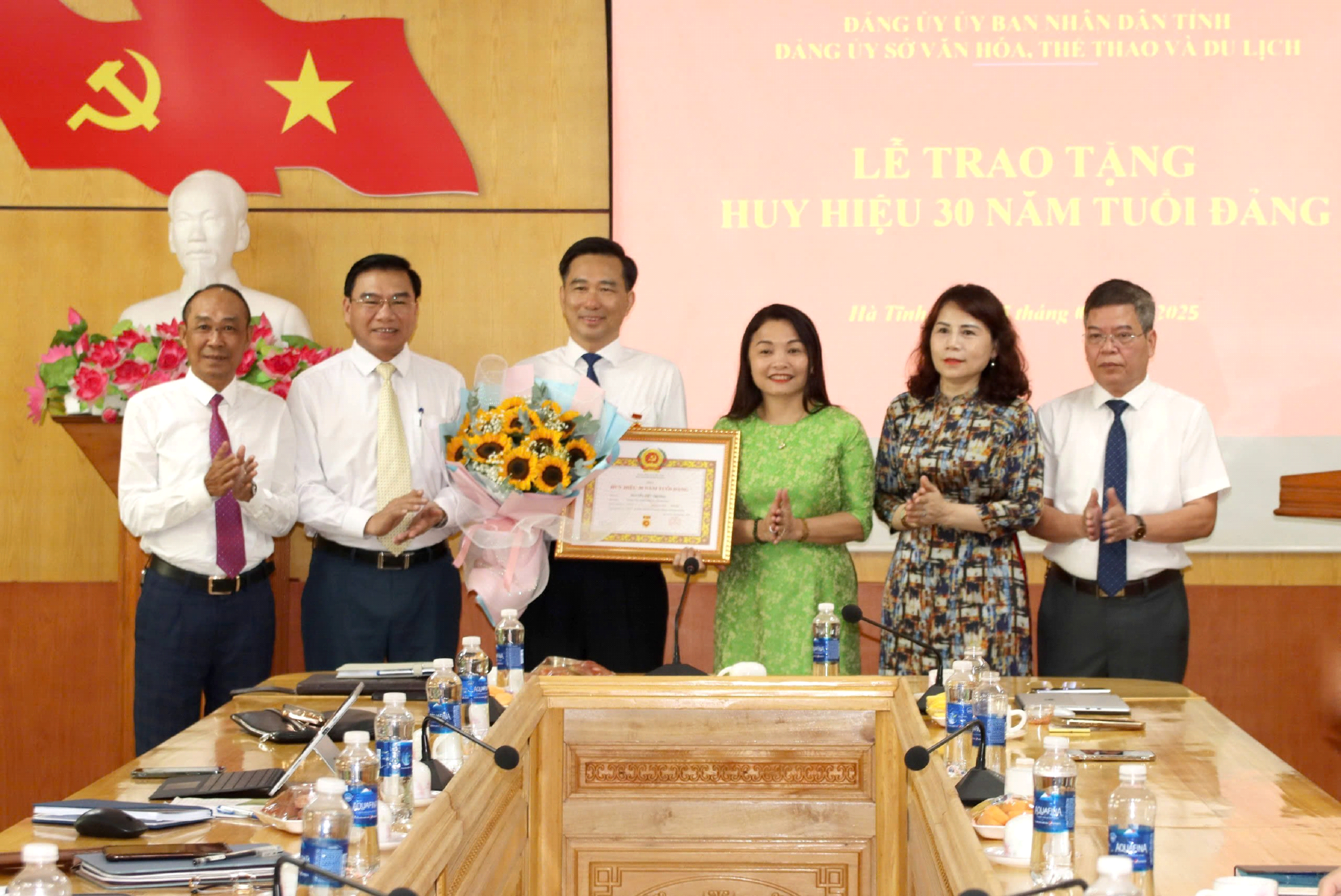Trao tặng Huy hiệu Đảng đợt 19/5 cho các đảng viên
