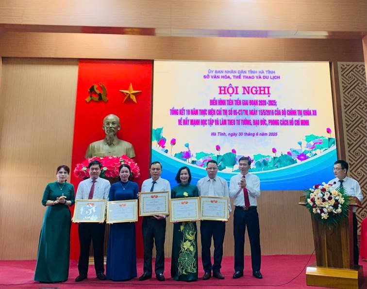 Sở Văn hóa, Thể thao và Du lịch tổ chức vinh danh tập thể, cá nhân điển hình trong thực hiện phong trào thi đua và làm theo gương Bác