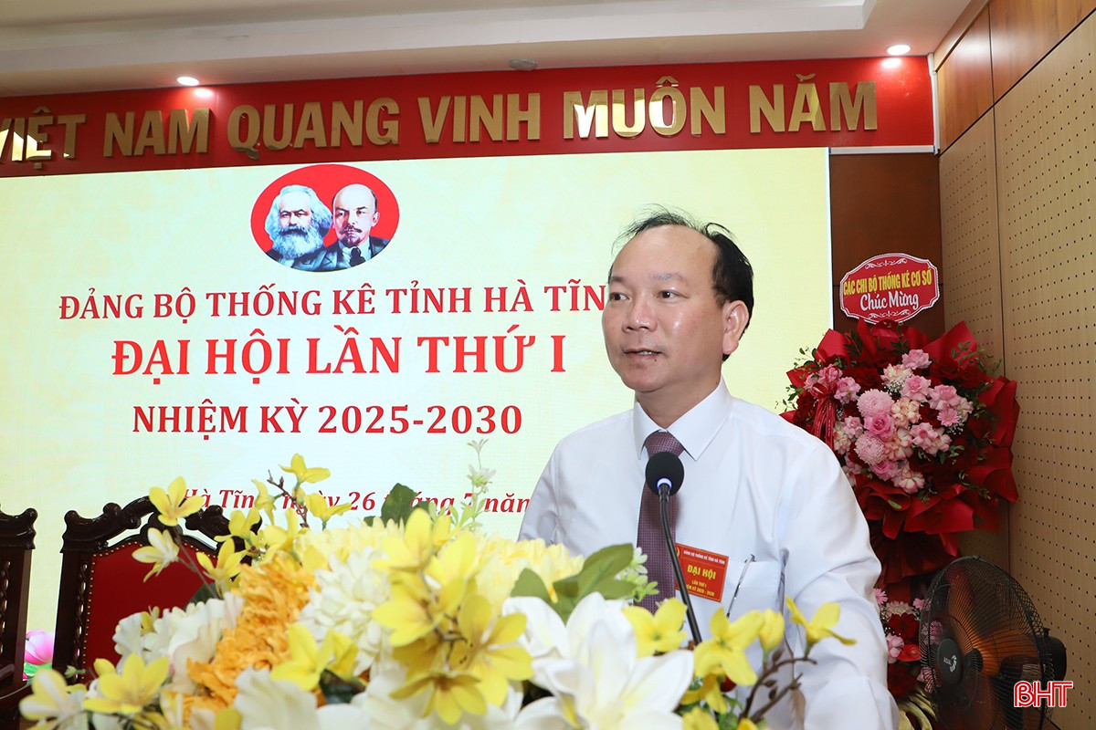 Ông Nguyễn Trung Thành – Bí thư Đảng ủy, Quyền Trưởng Thống kê tỉnh trình bày báo cáo chính trị tại đại hội.