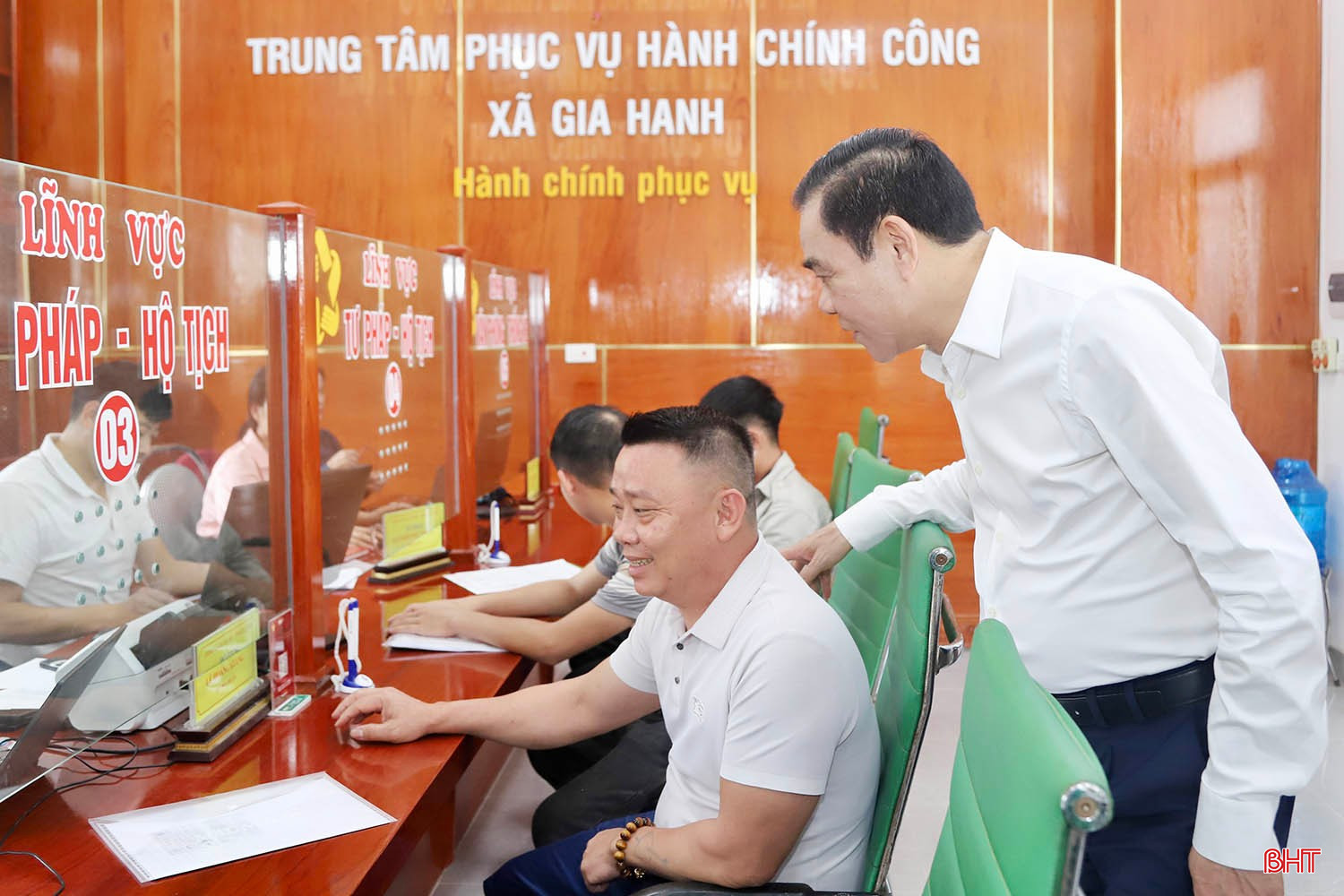 Chủ tịch UBND tỉnh Võ Trọng Hải và đoàn công tác kiểm tra hoạt động tại Trung tâm Phục vụ hành chính công xã Gia Hanh.