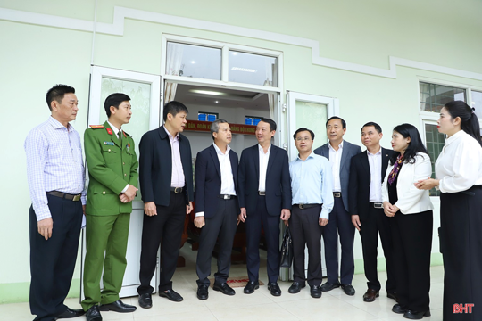 Chủ tịch UBND tỉnh Phan Thiên Định và các ứng cử viên đại biểu HĐND tỉnh tiếp xúc cử tri 