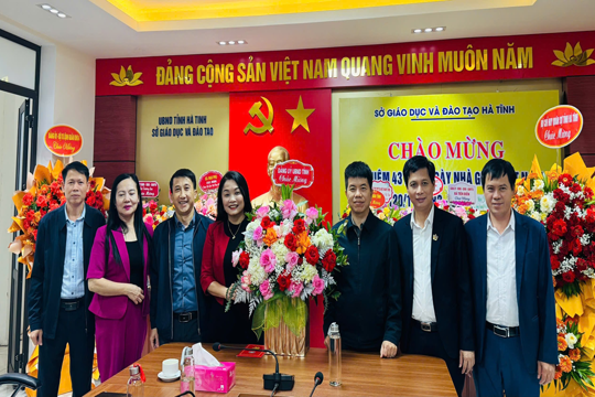 Ban Thường vụ Đảng ủy UBND tỉnh tặng hoa chúc mừng kỷ niệm Ngày truyền thống Mặt trận Tổ quốc Việt Nam và Ngày Nhà giáo Việt Nam 