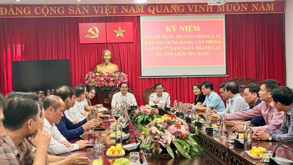 Đảng ủy UBND tỉnh tổ chức gặp mặt kỷ niệm 95 năm Ngày truyền thống các ban xây dựng Đảng, Văn phòng cấp ủy và 77 năm Ngày truyền thống ngành Kiểm tra Đảng