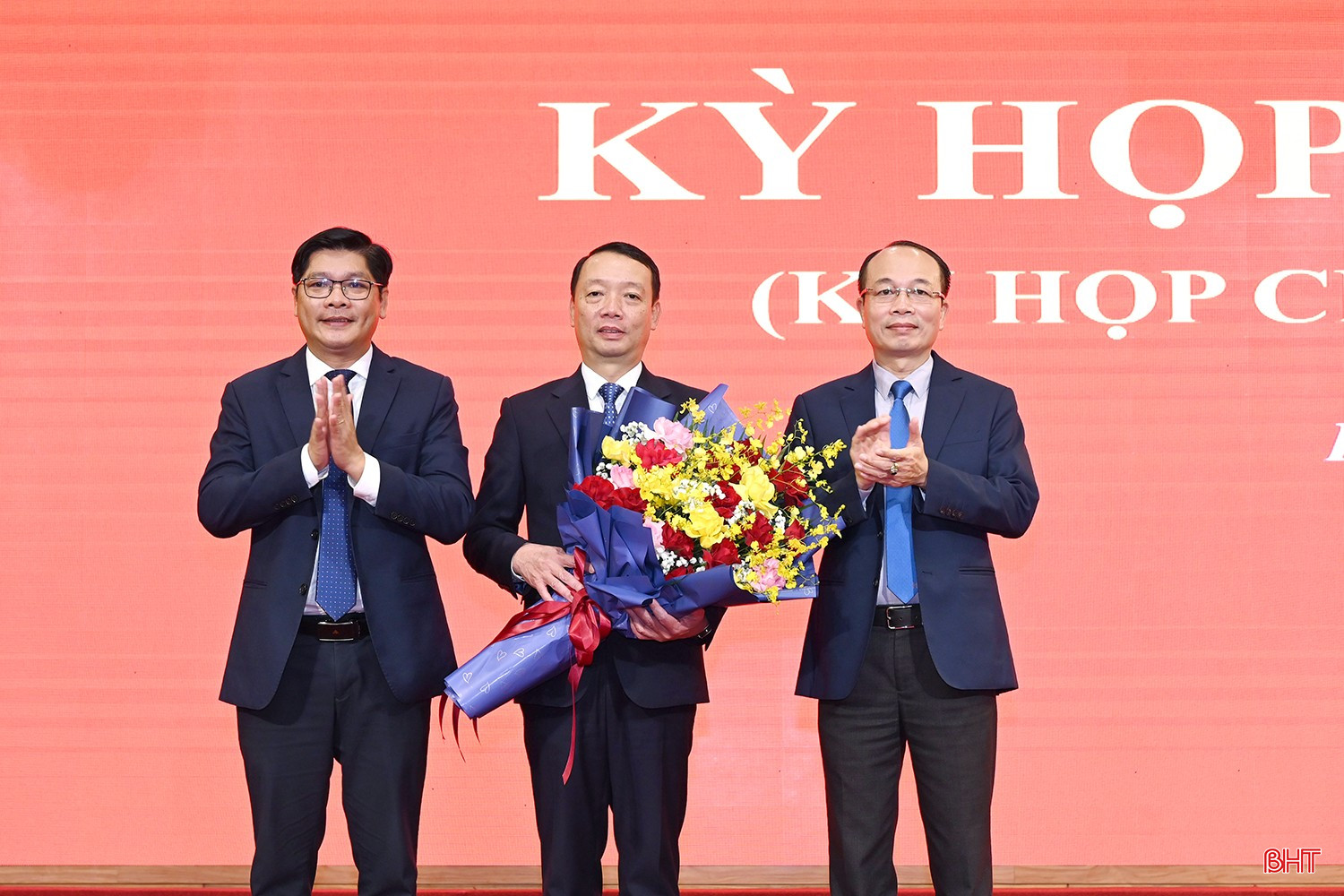 Description: Lãnh đạo thành phố Huế tặng hoa chúc mừng đồng chí Phan Thiên Định.