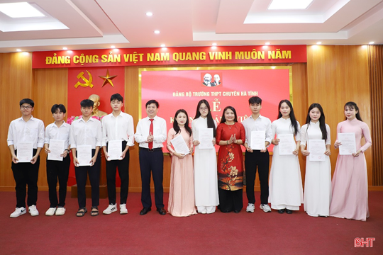 60 học sinh Trường THPT Chuyên Hà Tĩnh vinh dự đứng vào hàng ngũ của Đảng