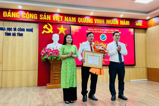 Trao tặng Huy hiệu Đảng cho 22 đảng viên thuộc Đảng bộ UBND tỉnh